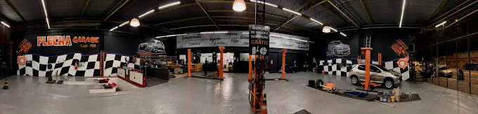 Visão panorâmica da oficina Flecha Garage